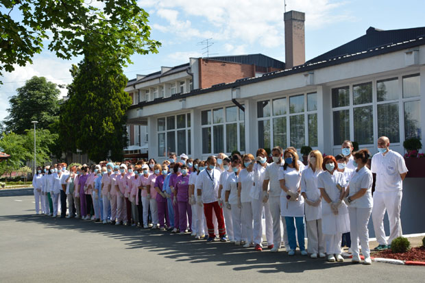 Смењивали се на 14 дана, у врхунцу епидемије спавали по три - четири сата, међусобно храбрили уз смех и сузе: Радници Геронтолошког центра у Крушевцу поручују - битка са вирусом још траје